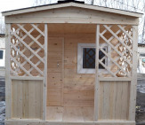Деревянный дачный домик с террасой.