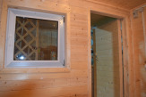 Деревянный дачный домик с террасой.